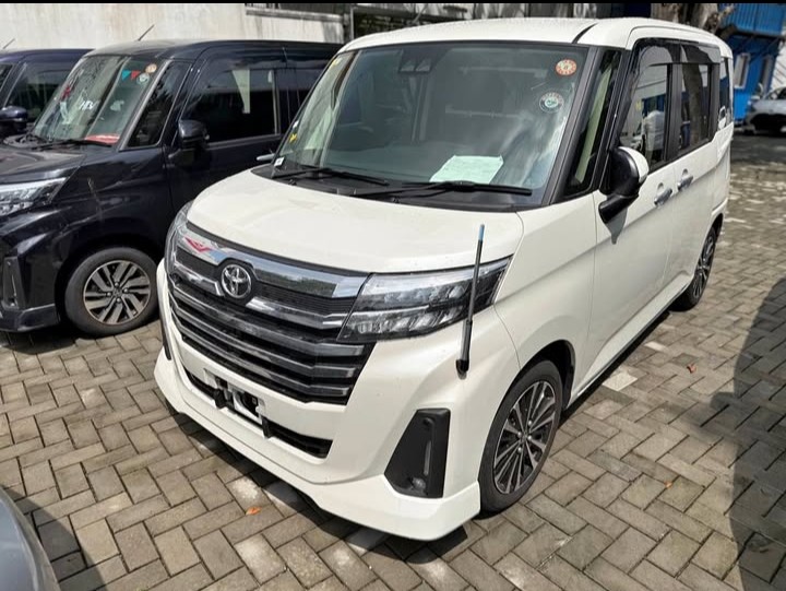 Toyota Roomy Custom (2024)